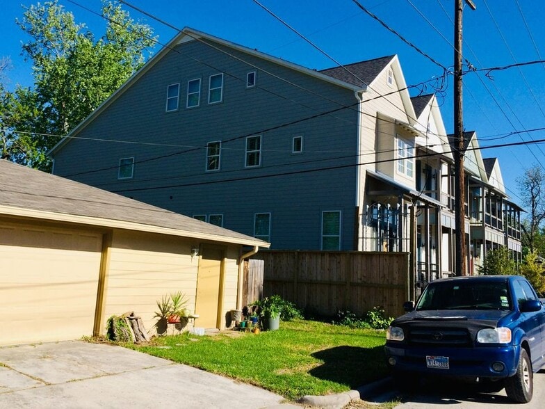 Building Photo - 802 E 28th St