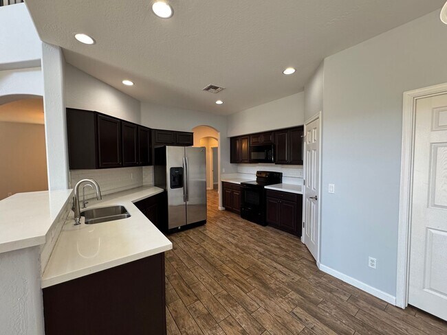 Building Photo - Updated 4 bedroom home in Casa Del Rey Com...