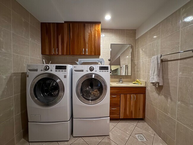 Building Photo - Refreshing 4 Bed 2/2 Bath End Unit Townhom...