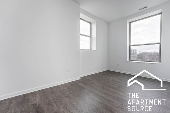 Building Photo - MASSIVE Loft-style condo-quality 3 Bed/2 ba IN UNIT LAUNDRY