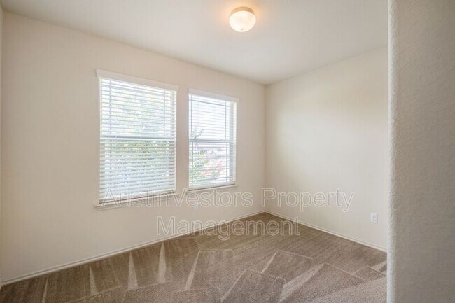 Building Photo - 100 Azurite Dr