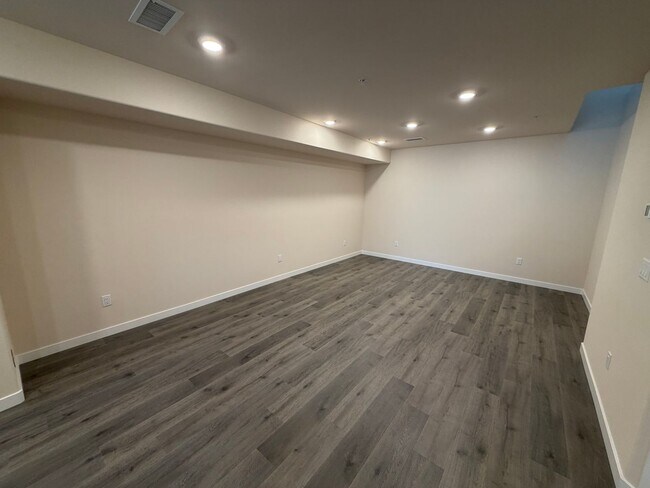 Building Photo - Brand New Townhome in Sparks!