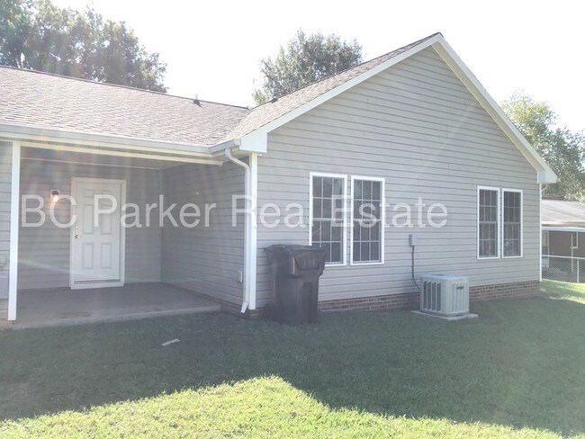 Building Photo - 2 Bed, 2 Bath - Duplex