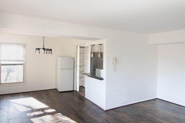 Building Photo - Beautiful top-level 1 bedroom, 1 bathroom condo in Alexandria City