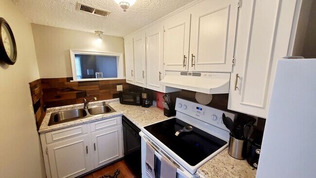Building Photo - Charming 2 bedroom 1 bath duplex on Park Rd