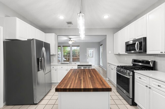 Building Photo - 17 E Willowood Ct