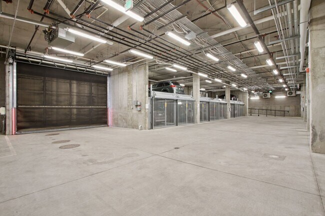 Building Photo - Urban 1-bedroom/ 1-bath Corner Unit in City Park West- Total Monthly Cost With Mandatory Fees ($1...