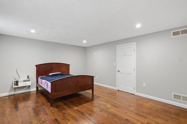 Building Photo - 852 Wellman Ave