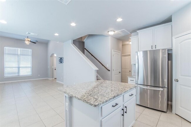 Building Photo - 921 Medina Wy