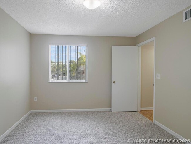Building Photo - 100 Crestwood Ct N