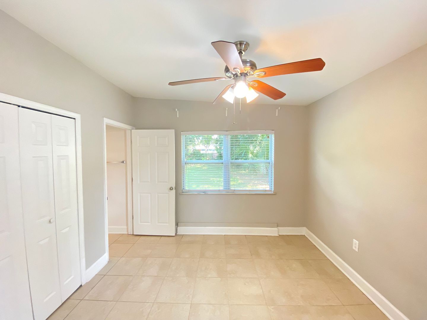Building Photo - Available Now! 2/2 Bungalow near Downtown