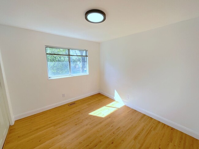Building Photo - 4 Bedroom Home Available Near E Cheyenne M...