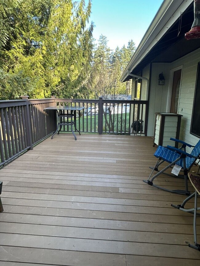 Building Photo - 1 STORY RAMBLER 3 BED 1.5 BATH IN PORT ORCHARD