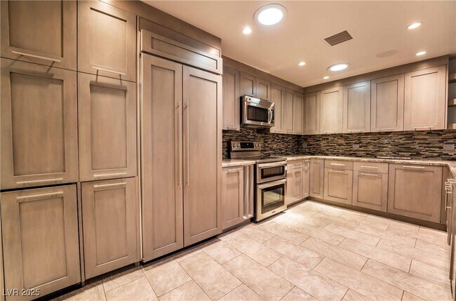 Building Photo - 980 Vegas Valley Dr