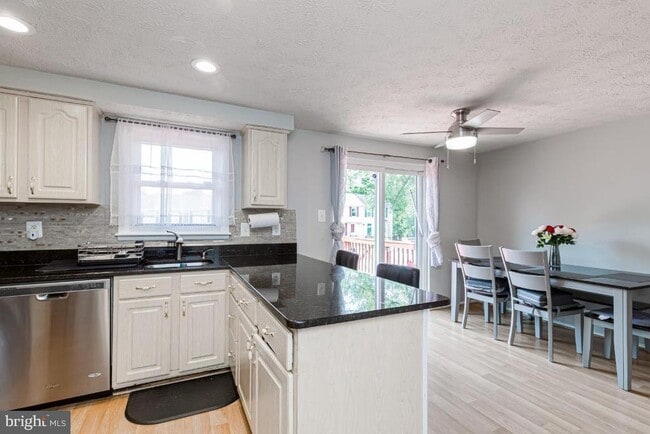 Building Photo - 11260 Westport Dr