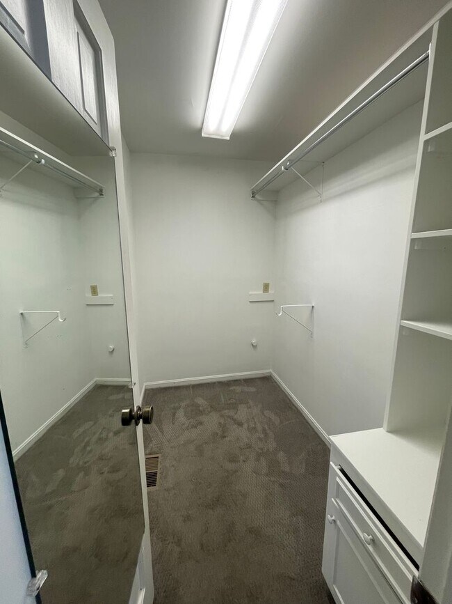 Building Photo - Large 4/4 House in Maplewood $2,650