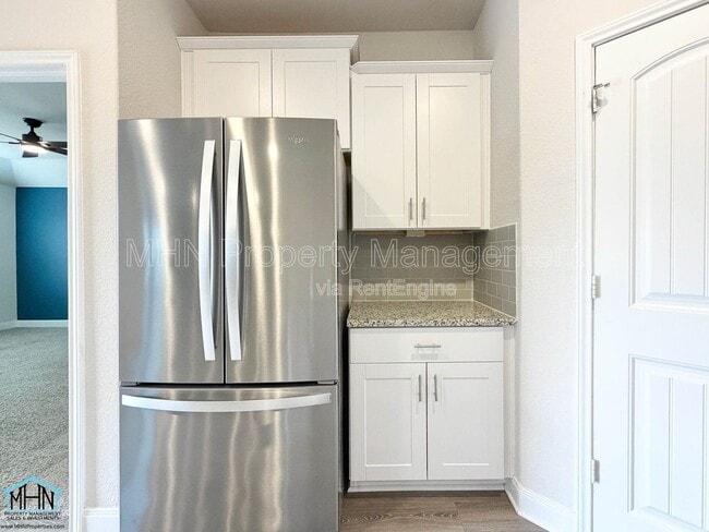 Building Photo - 1405 Redwood Crk