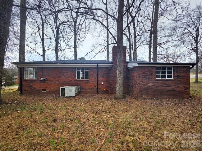 Building Photo - 1407 Sherwood Dr