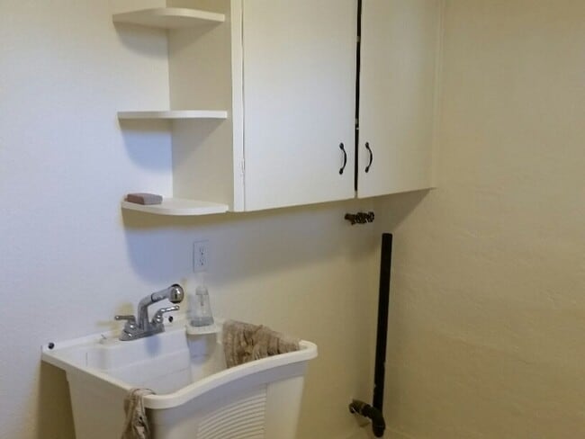 Building Photo - AWESOME 3-BDRM HOME NEAR DU - INCLUDES GAR...