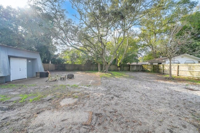 Building Photo - Astounding 4 Bedroom House for Rent!