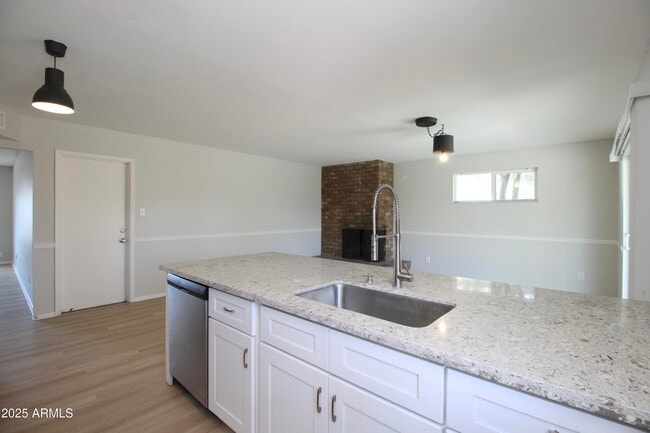 Building Photo - 537 E Laguna Dr