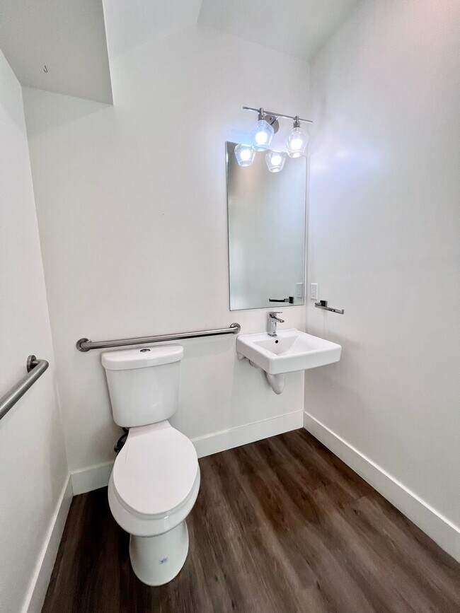 Building Photo - Large multi level 2Bd/1.5 Bth with heated ...