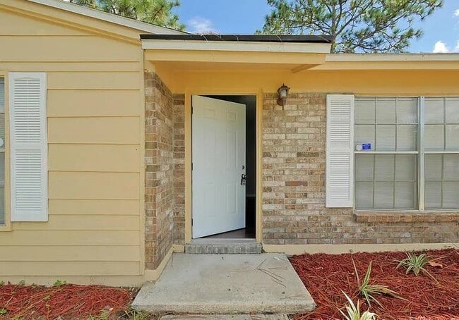 Building Photo - 2633 Kenwood Dr W