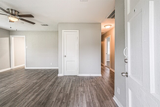 Building Photo - 1539 Pleasantville Dr