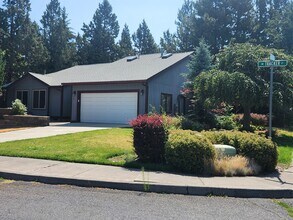Building Photo - 611 NE Tracker Ct