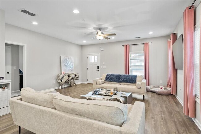 Building Photo - 2047 Drew Dr