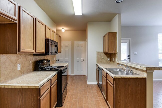 Building Photo - NICE 3 BEDROOM 2.5 BATH TOWNHOUSE LOCATED ...