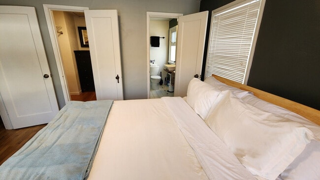 Building Photo - 11315 Roosevelt Way NE