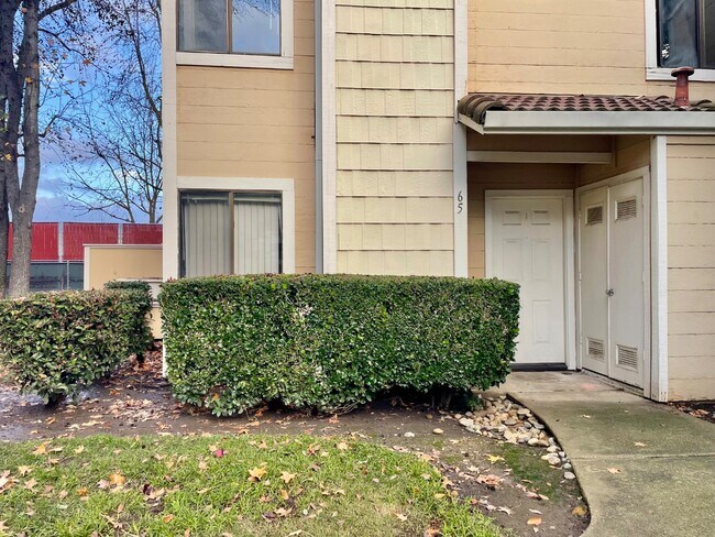 Building Photo - 1661 Pyrenees Ave