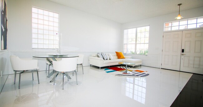 Building Photo - 661 Lake Wellington Dr