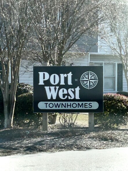 Building Photo - 8 Port W Ct