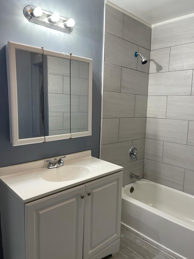 Building Photo - 2524 Hiland St