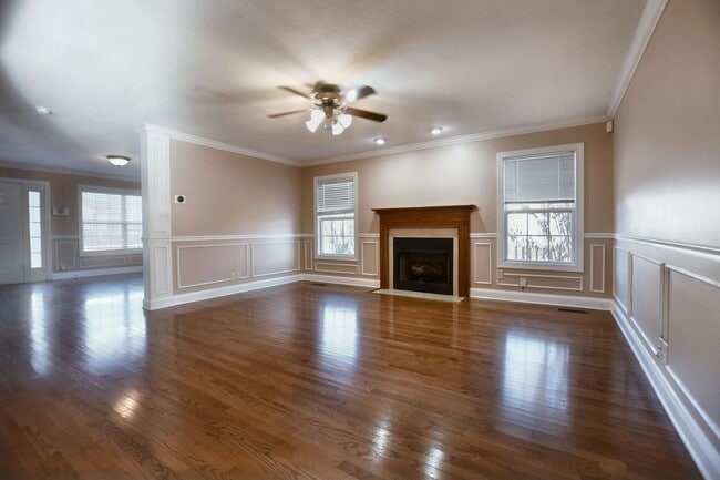 Building Photo - Pet Friendly Three Bedroom with Bonus!