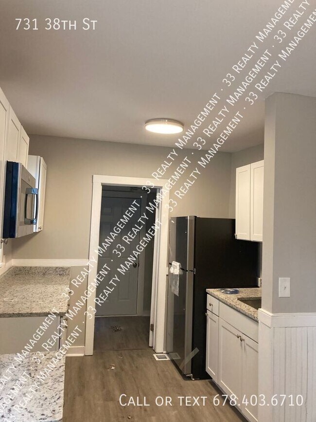 Building Photo - 731 E 38th St