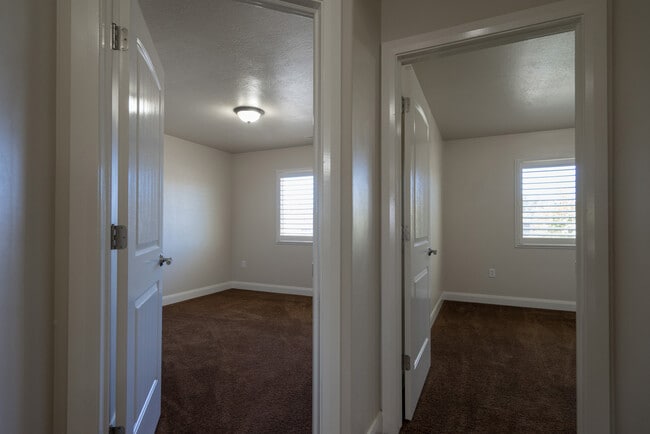 Building Photo - 3 bed 2 bath home with fully-fenced yard