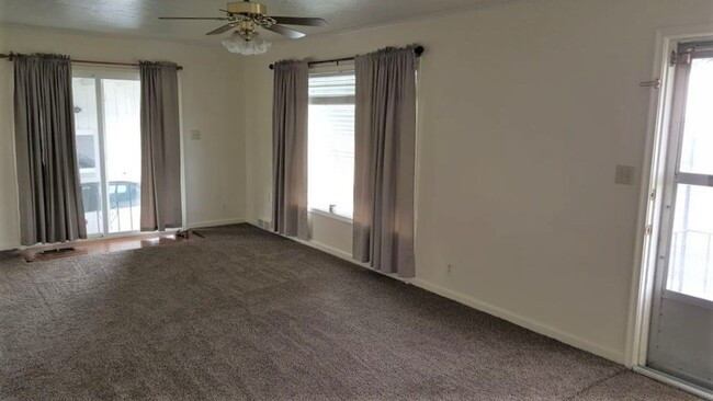 Building Photo - Deposit Moves You In!  3 Bed 1 Bath Home F...