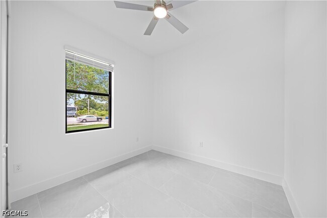 Building Photo - 2218 Fairway Dr