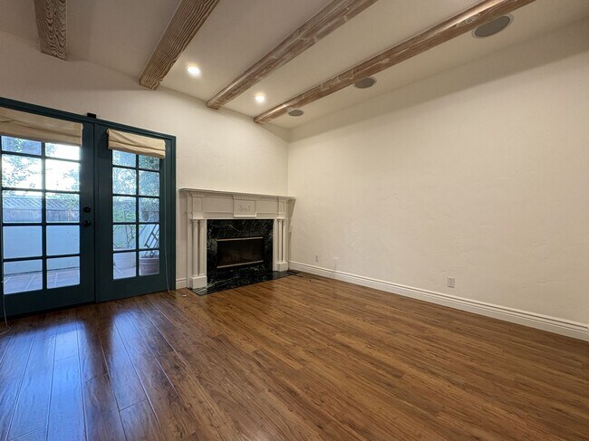 Building Photo - Spacious and Inviting 3-Bedroom, 2.5-Bath Townhome in the Heart of Menlo Park