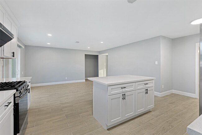 Building Photo - 7103 Lugary Dr