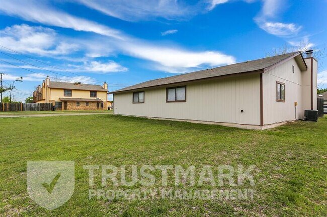 Building Photo - 2701 Bermuda Dr