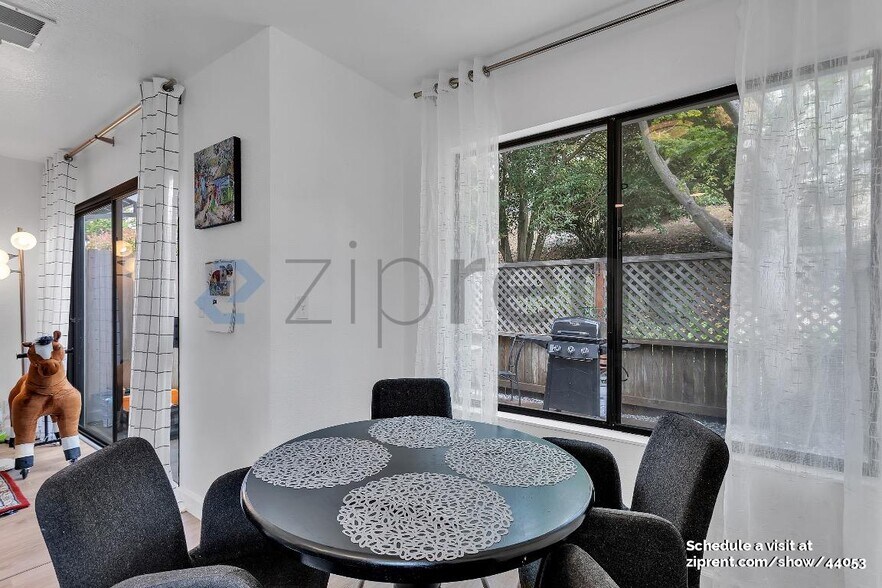 Building Photo - 2157 Clearview Cir