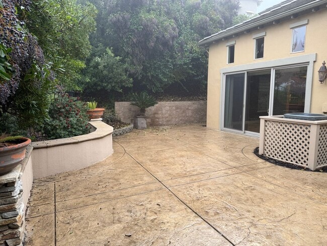 Building Photo - Beautiful 3 bedroom plus loft and office in highly sought Serrano community!