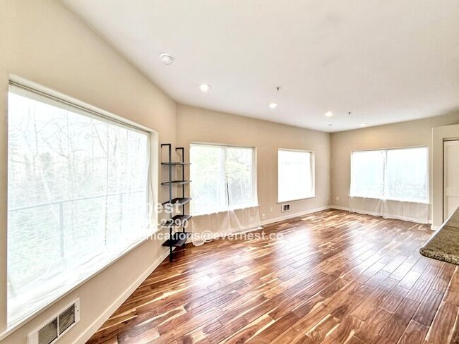 Building Photo - Charming 2-Bed, 2-Bath Apartment in a Conv...