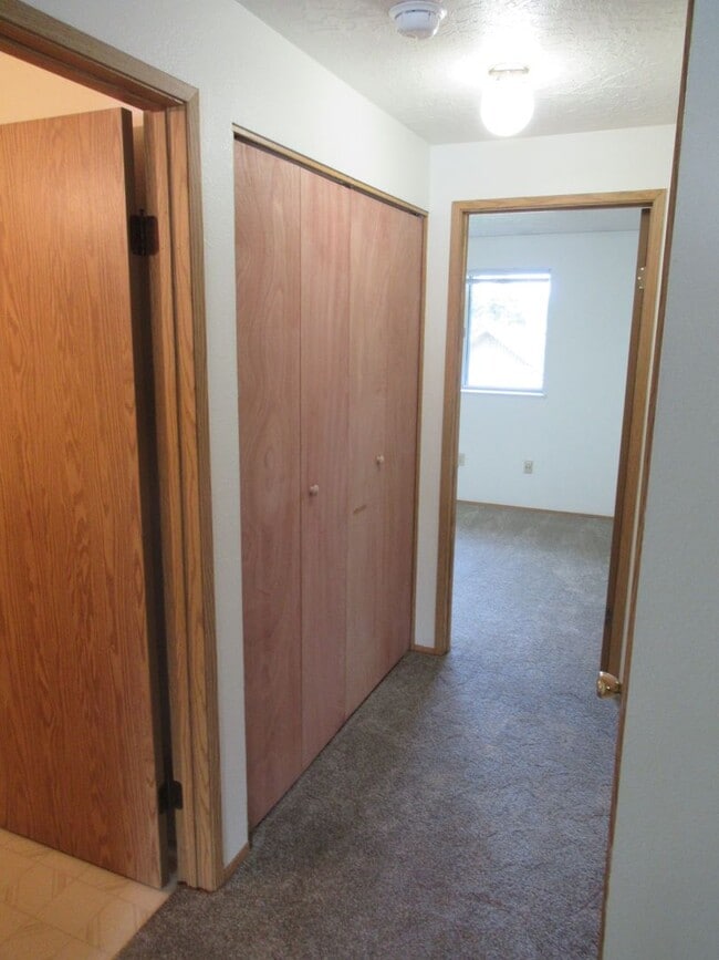 Building Photo - Quiet Two Bedroom Apartment in Keizer