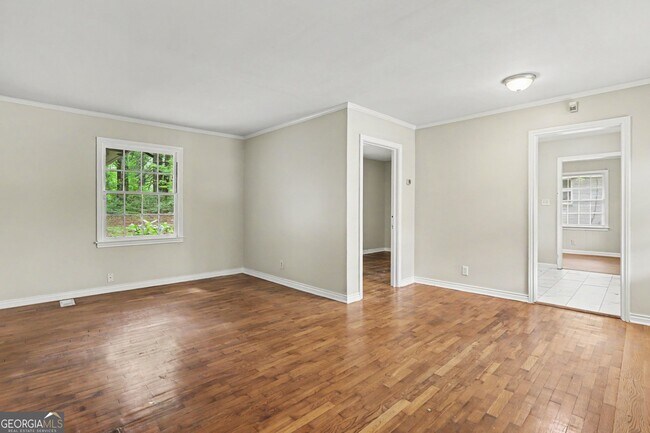 Building Photo - 3743 Poplar Dr