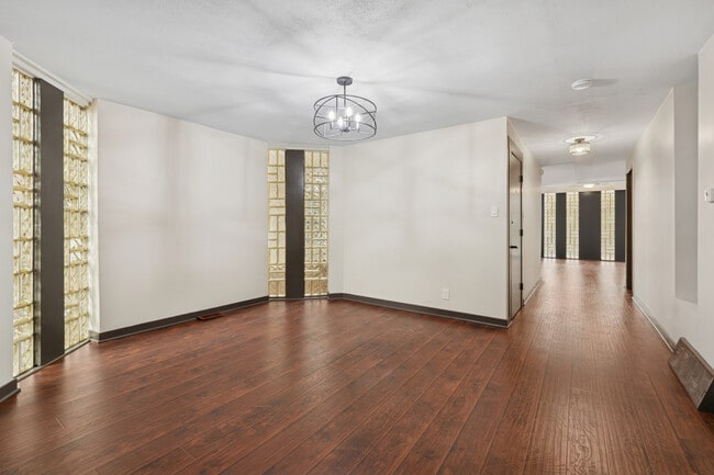 Building Photo - 3045 W Eastwood Ave